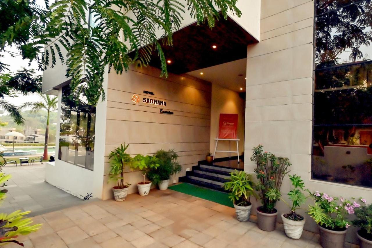 Hotel Sadhana Executive Dāpoli Exteriör bild