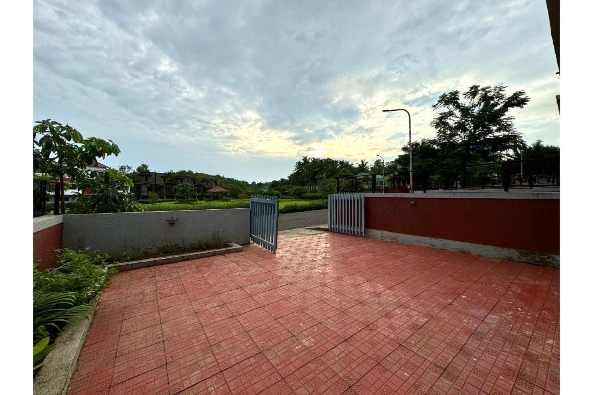 Hotel Sadhana Executive Dāpoli Exteriör bild