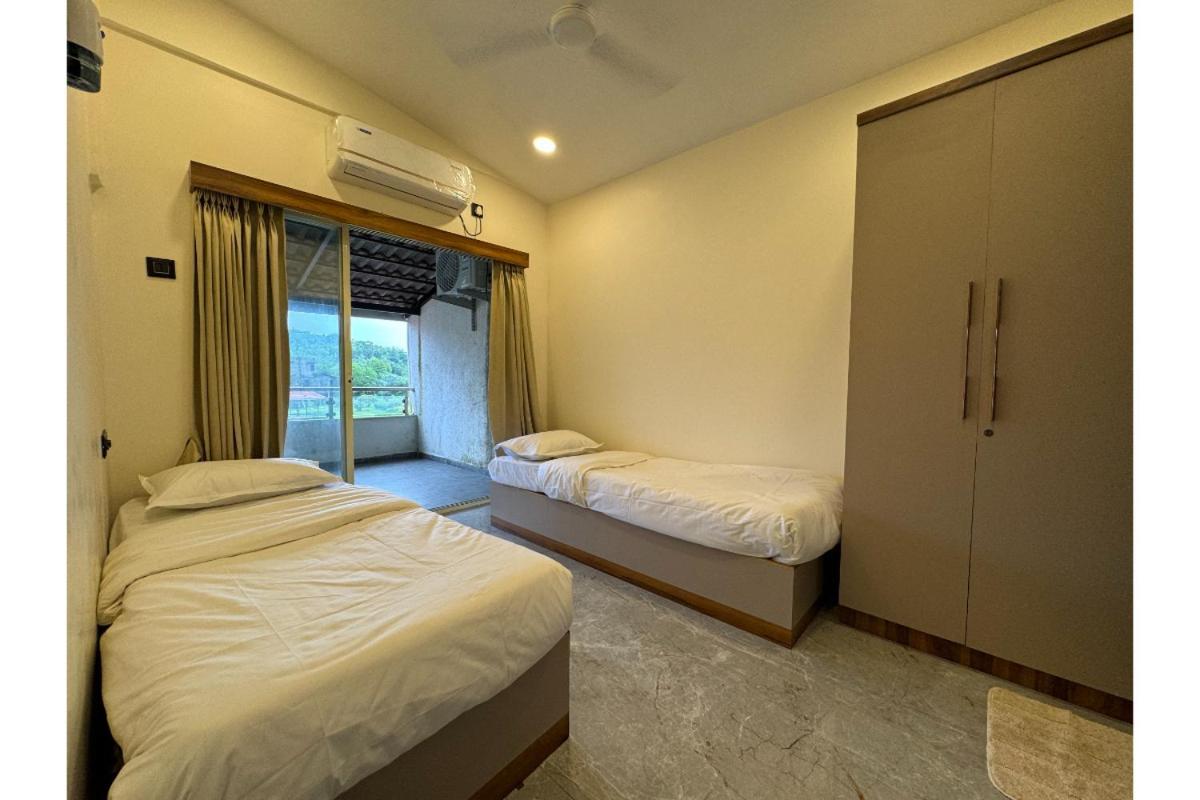 Hotel Sadhana Executive Dāpoli Exteriör bild