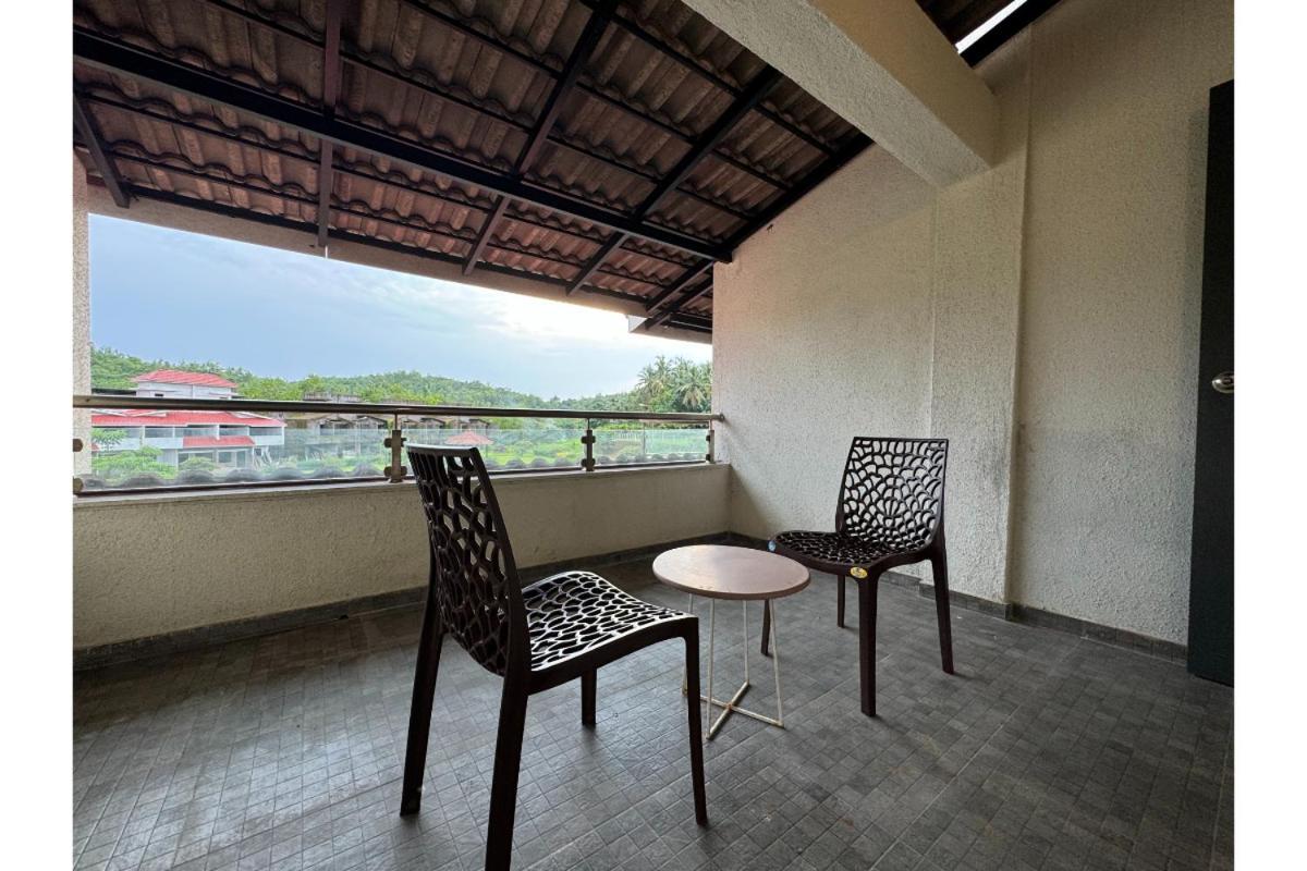 Hotel Sadhana Executive Dāpoli Exteriör bild