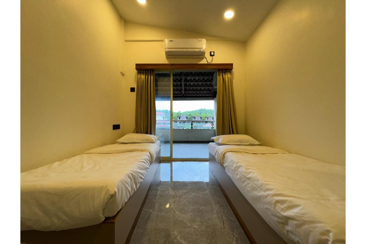 Hotel Sadhana Executive Dāpoli Exteriör bild