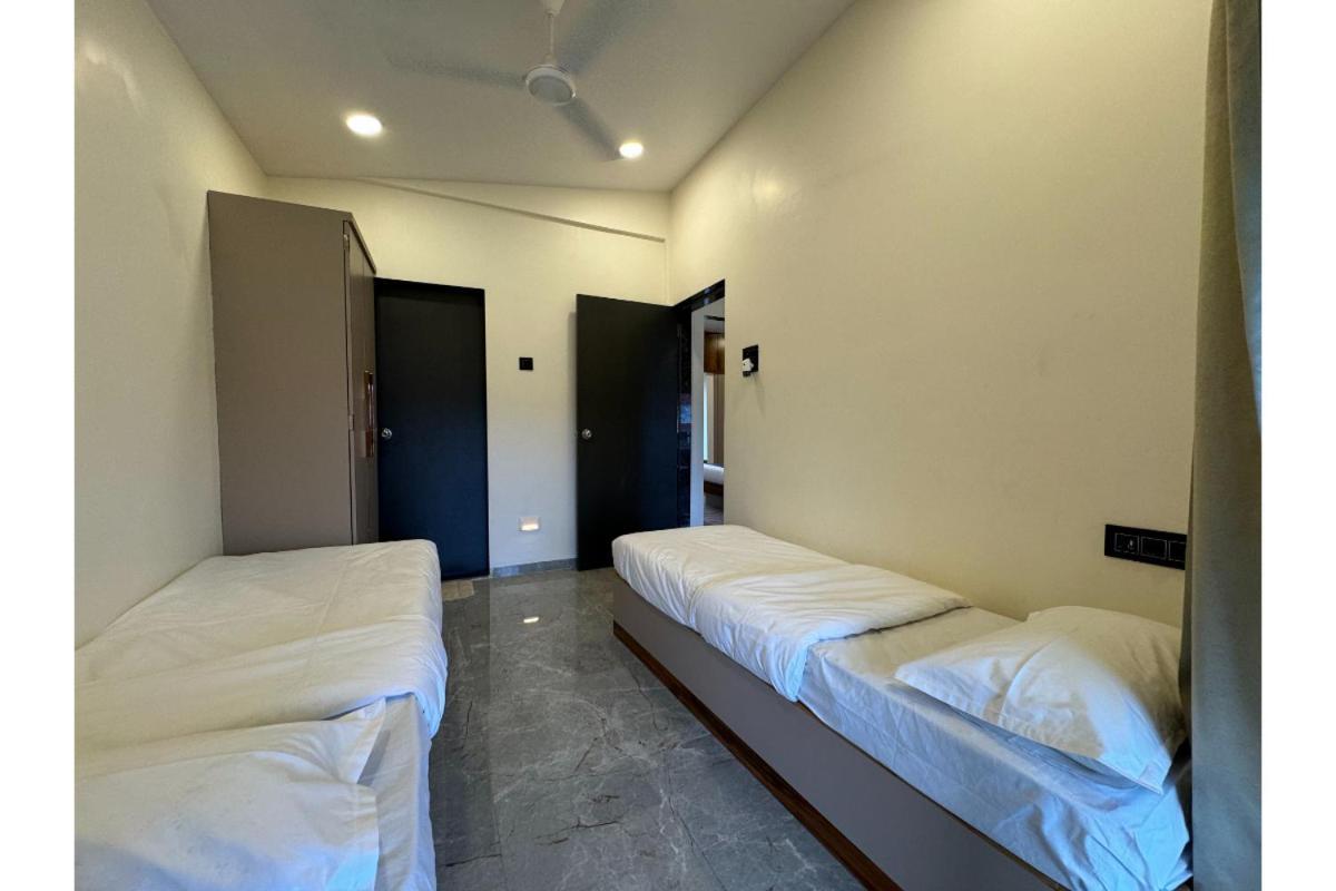 Hotel Sadhana Executive Dāpoli Exteriör bild