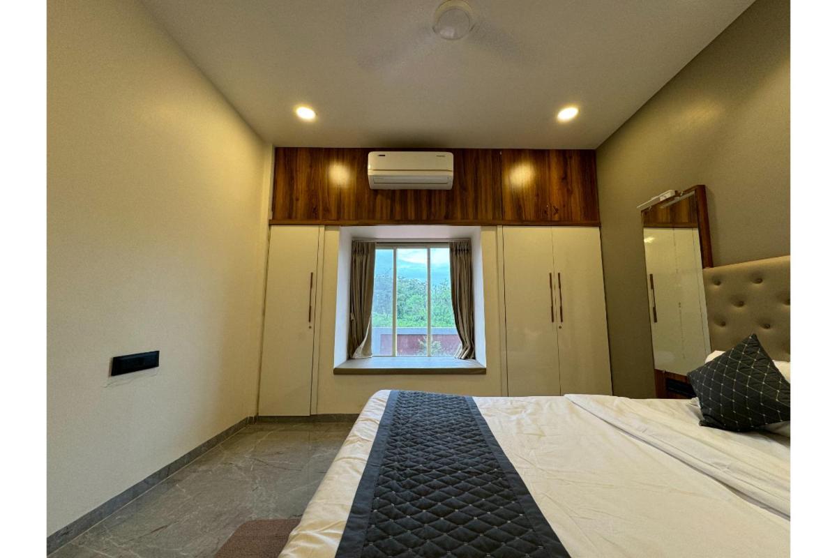 Hotel Sadhana Executive Dāpoli Exteriör bild