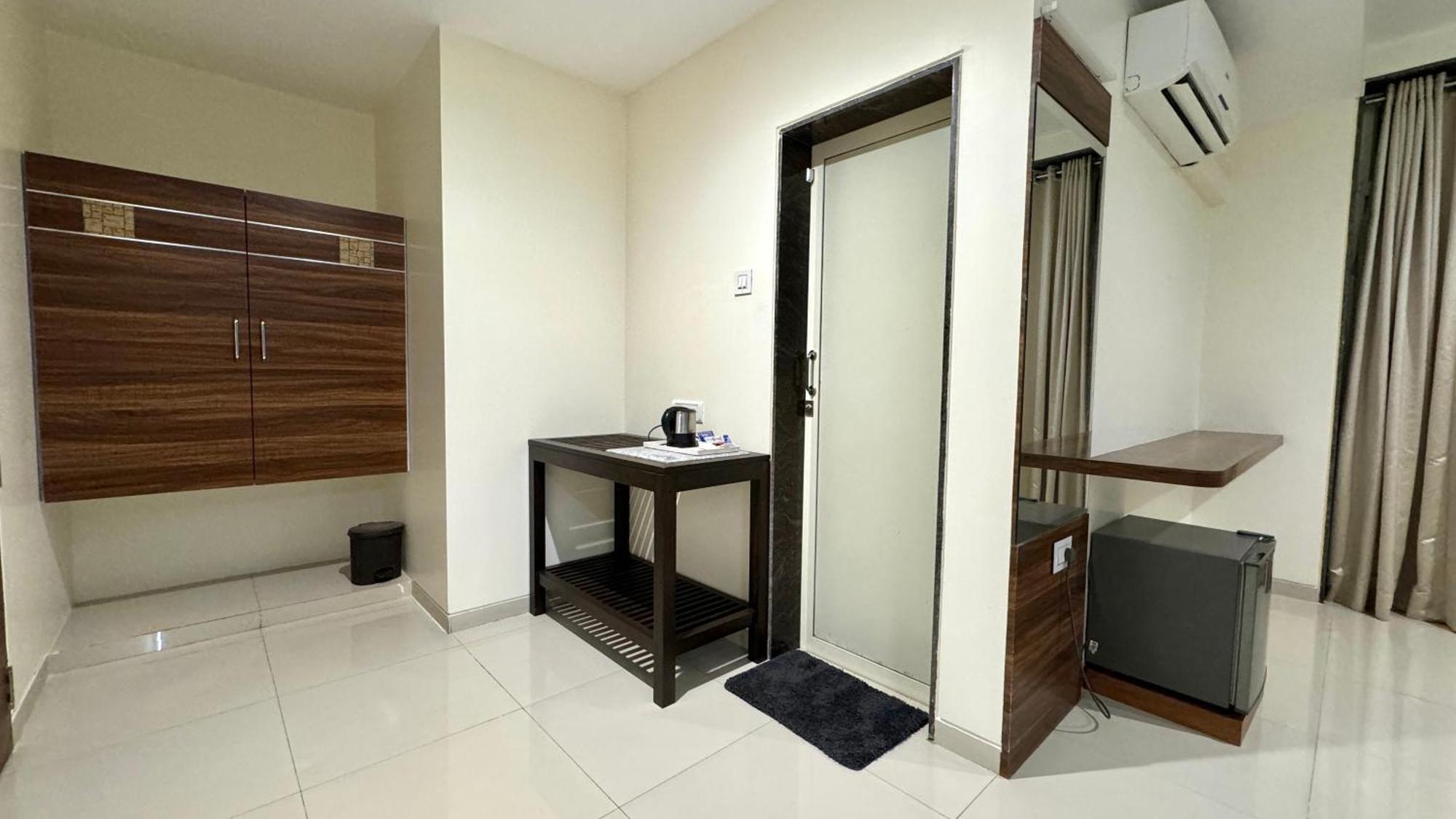 Hotel Sadhana Executive Dāpoli Exteriör bild