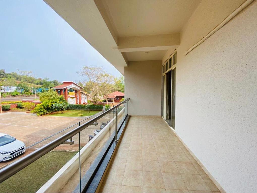 Hotel Sadhana Executive Dāpoli Exteriör bild