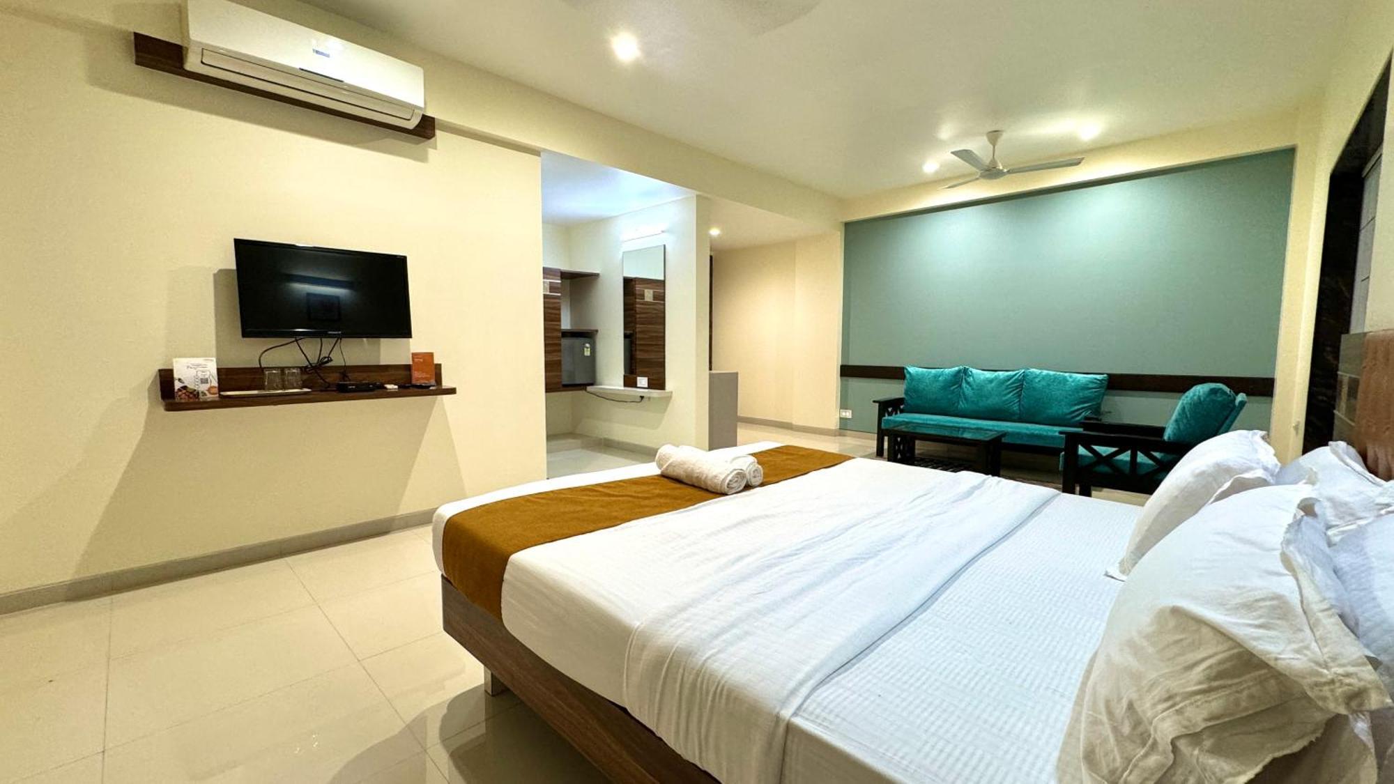 Hotel Sadhana Executive Dāpoli Exteriör bild