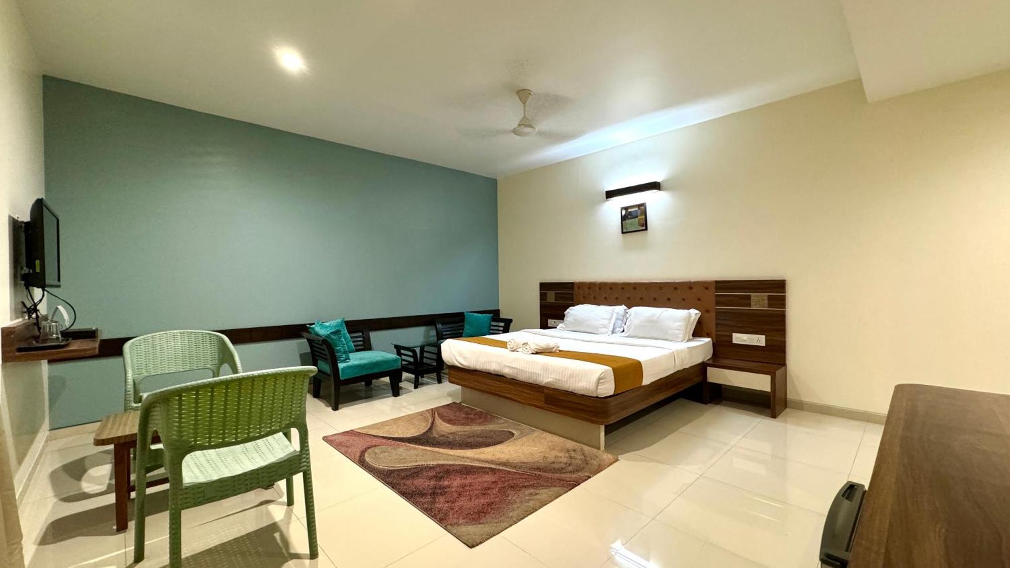 Hotel Sadhana Executive Dāpoli Exteriör bild