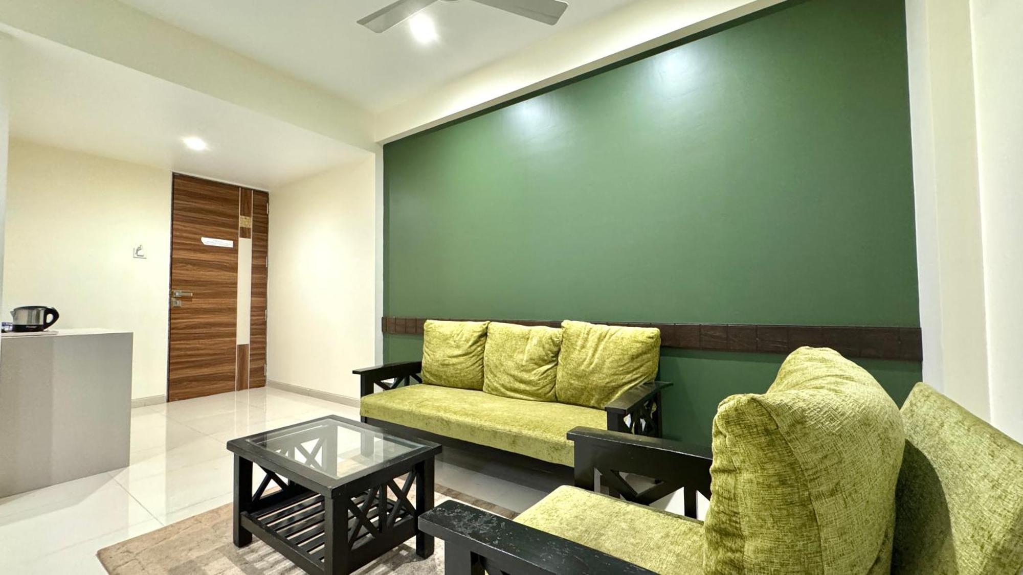 Hotel Sadhana Executive Dāpoli Exteriör bild