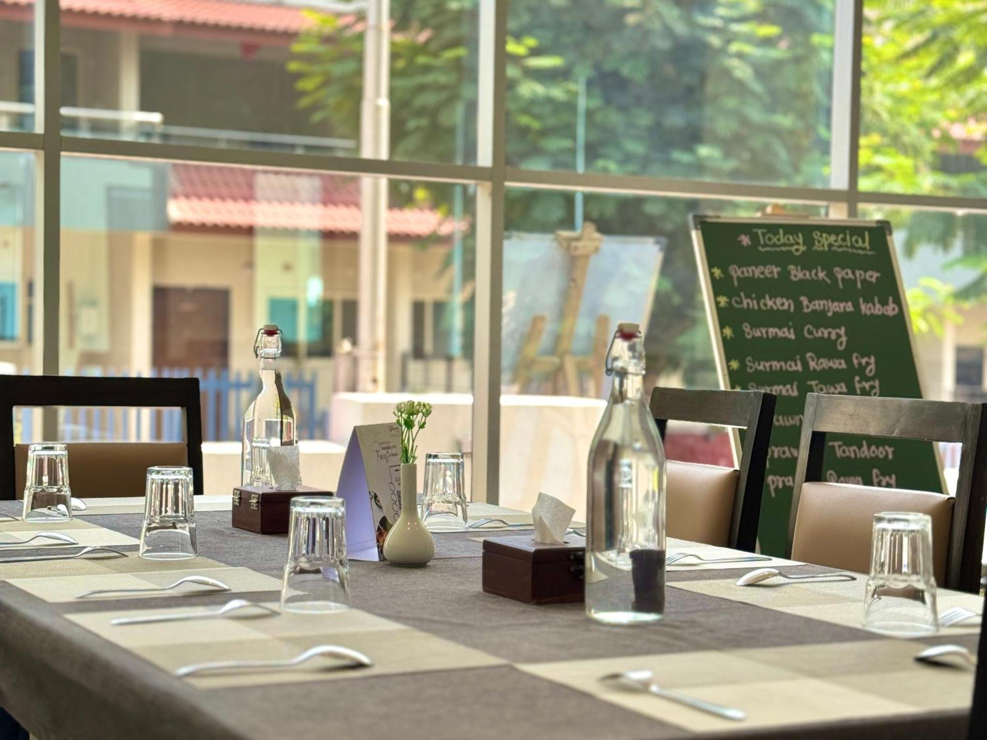 Hotel Sadhana Executive Dāpoli Exteriör bild