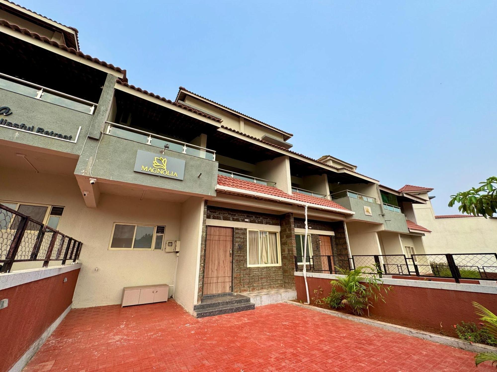 Hotel Sadhana Executive Dāpoli Exteriör bild