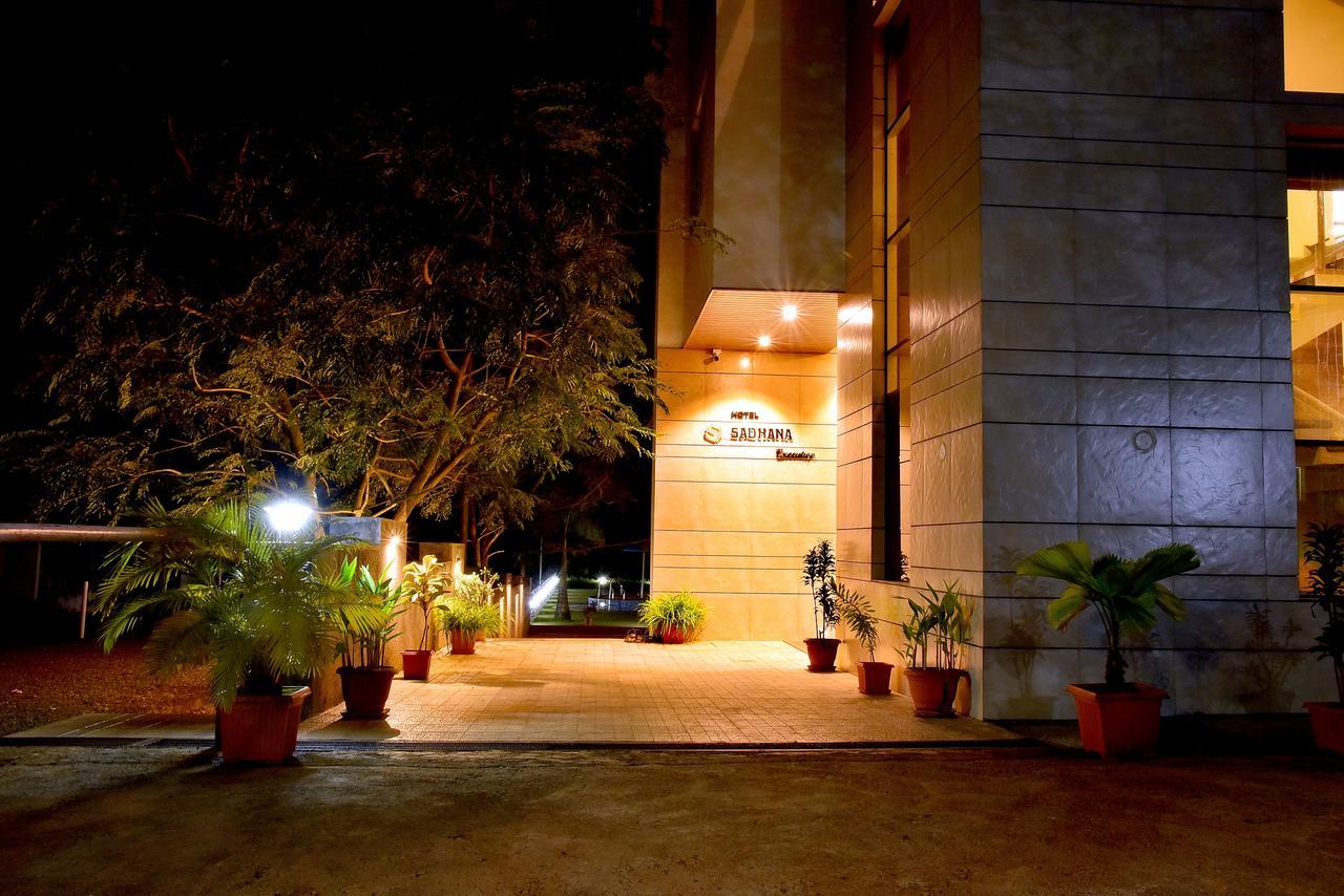 Hotel Sadhana Executive Dāpoli Exteriör bild